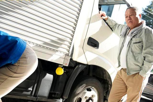 【NTRバイト妻】旦那の取引先で配達バイト始めた巨乳妻がベテランドライバーにセクハラされ、隙を突かれ車内ハメ堕ち！徐々に嵌り中出し不倫の虜に♡